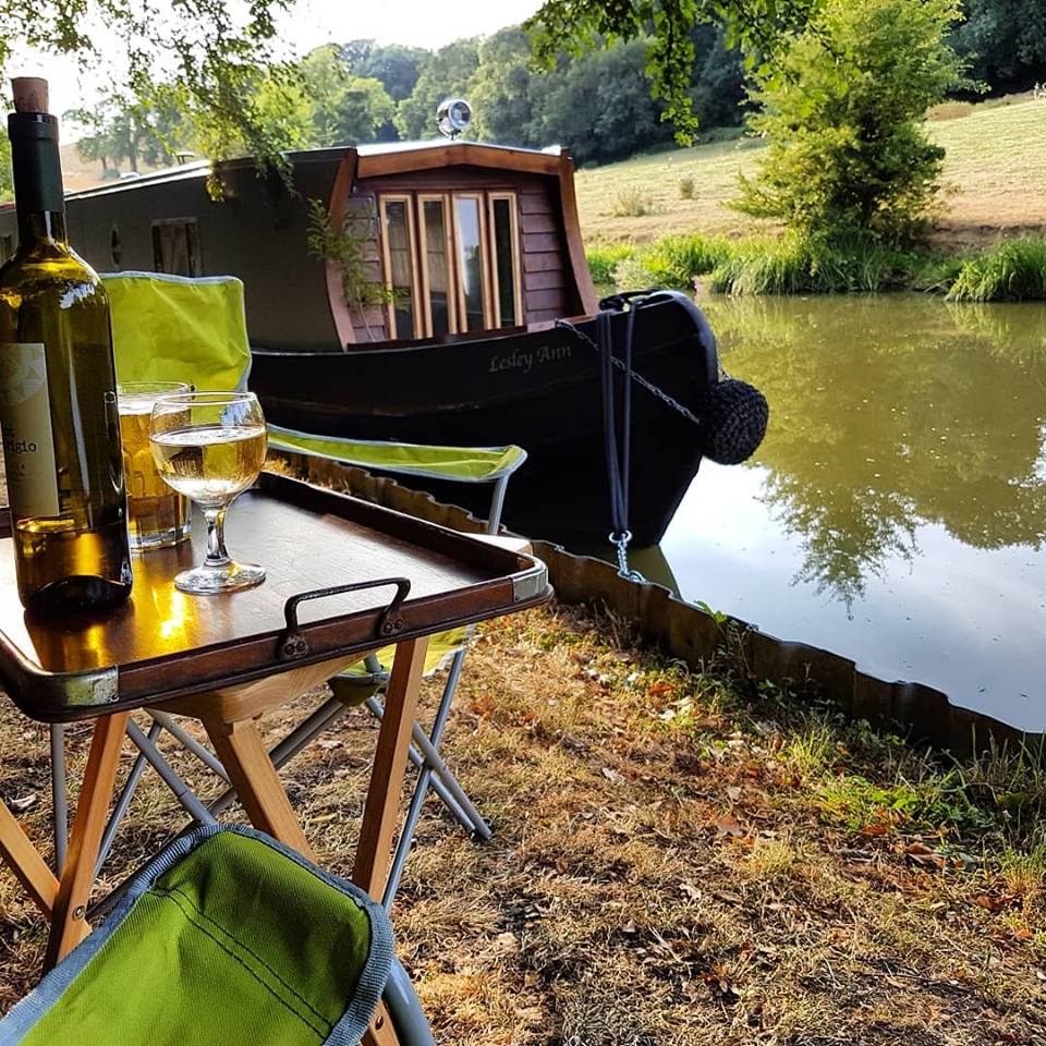 Exterior of Boutique narrowboat romantic weekend getaway Lesley Ann