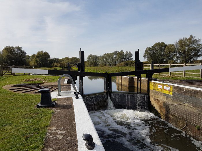 Boutique Narrowboat operation of a lock