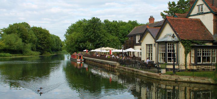 spring and summer breaks narrowboat luxury holiday outdoor pub garden-001