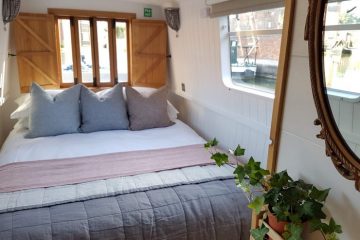 Boutique Narrowboat Chalkhill Blue's bedroom