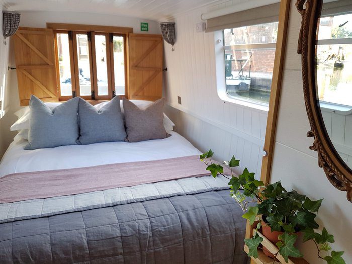 Boutique Narrowboat Chalkhill Blue's bedroom