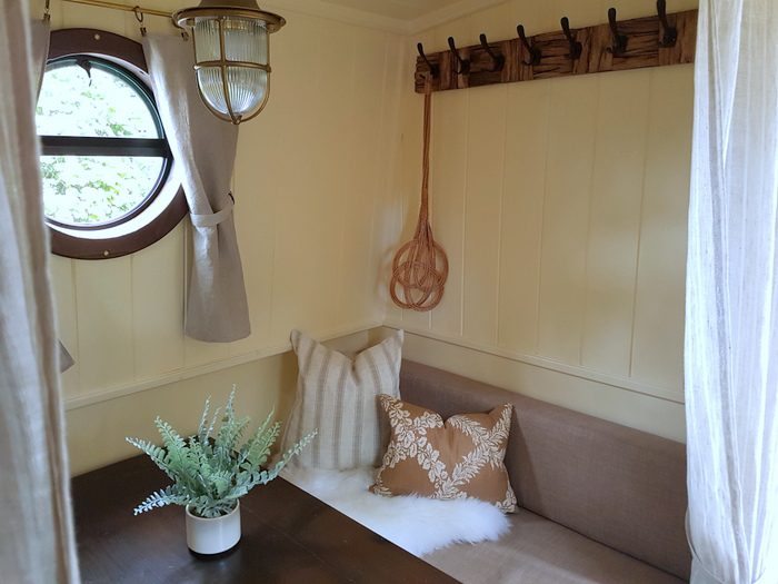 The railway carriage style narrowboat dinette