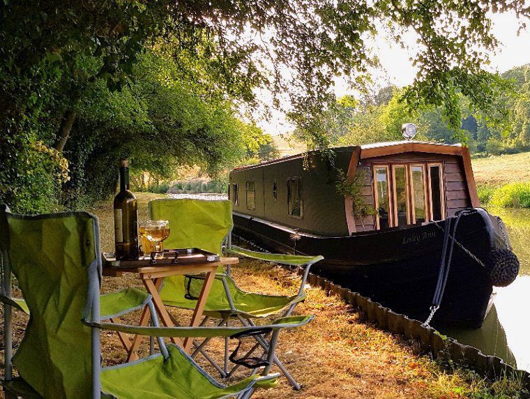 A Boutique Narrowboat evening on the towpath